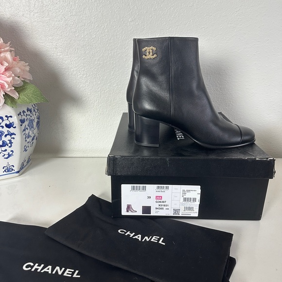 Chanel calfskin ankle boots - Picture 8 of 9